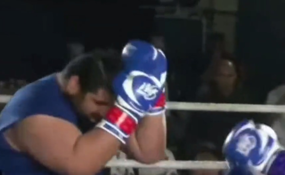 Noquean al Hulk iraní durante debut en el boxeo |VIDEO