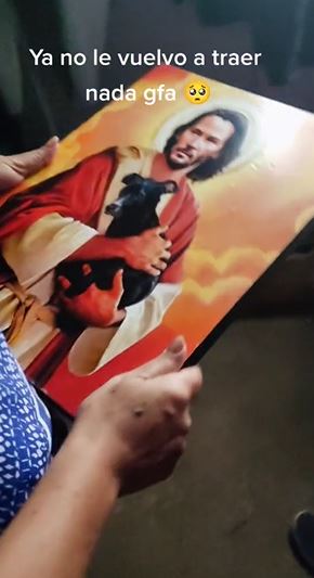 Le regala cuadro de Jesús a su mamá; era Keanu Reeves