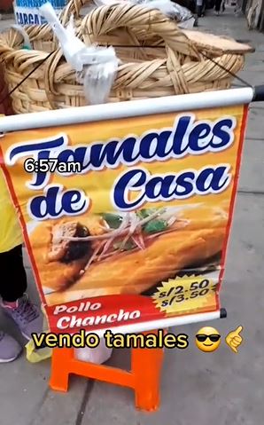 Joven vende tamales con su mamá 