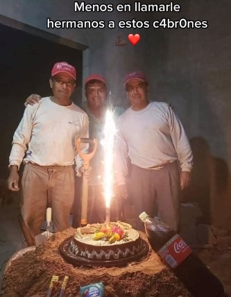 Albañiles celebran cumpleaños de compañero; se hacen virales