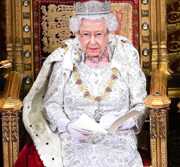 ¿Cuánto ganaba al año la reina Isabel II?