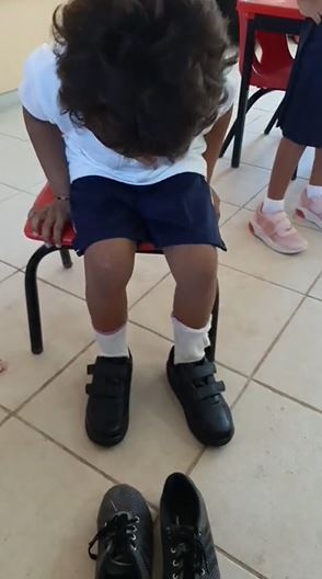 Video de maestra que regala zapatos a alumno se hace viral