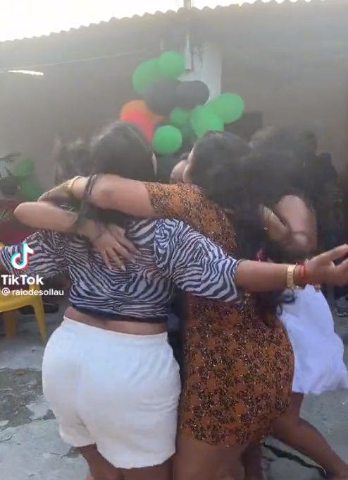 Mujeres caen en socavón mientras bailaban en fiesta |VIDEO 