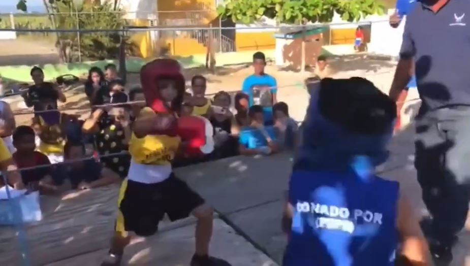 Pelea de box de niños termina por ring roto |VIDEO