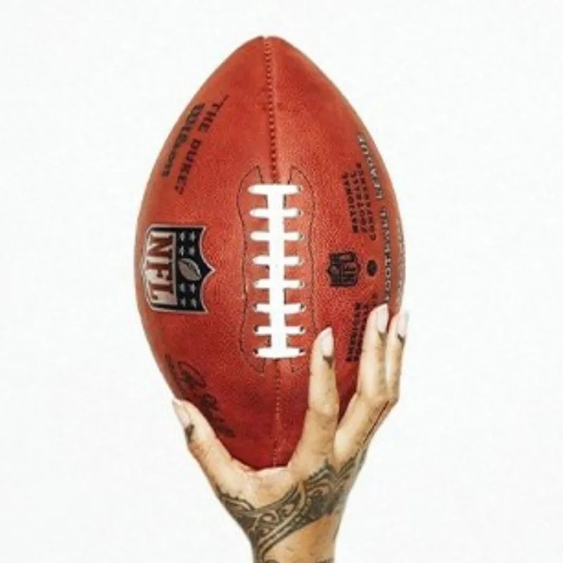 Rihanna con un balón de la NFL