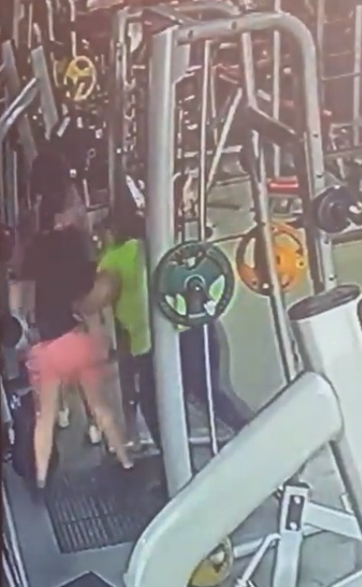 Mujeres se pelean en el gimnasio por un aparato |VIDEO 