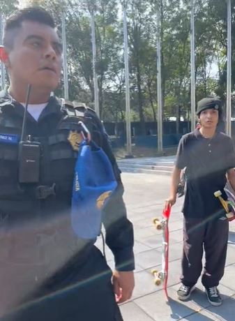 Policía agrede a joven que patinaba en Chapultepec