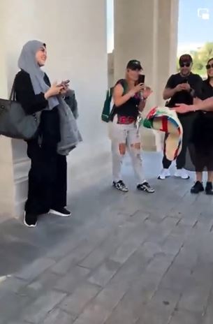 Mexicanos hacen bailar cumbia a mujer qatarí |VIDEO