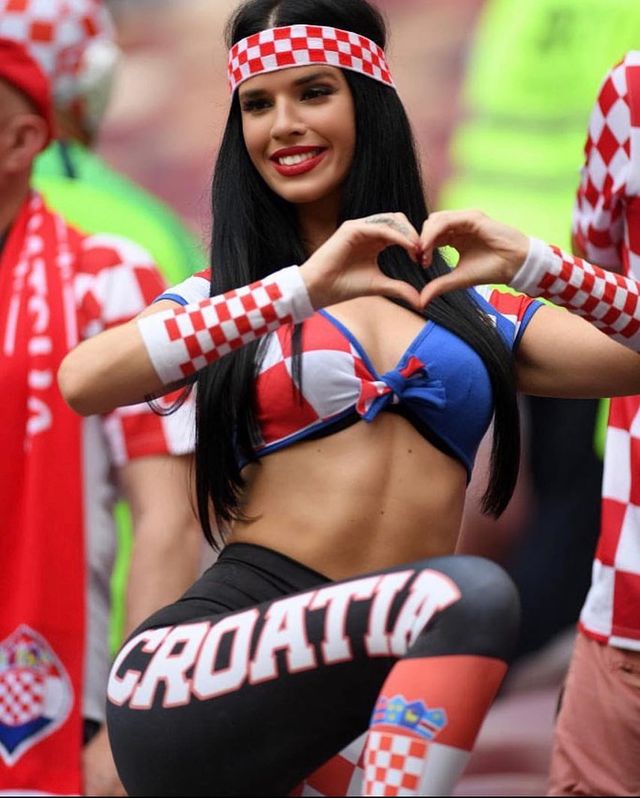 Aficionada de Croacia roba miradas en Qatar 2022