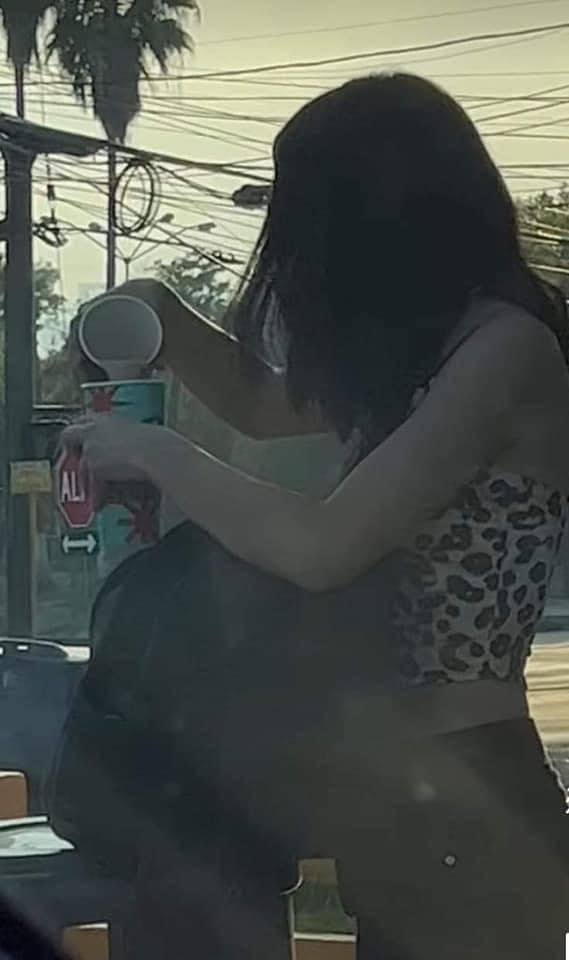 Exhiben a joven vaciando café de OXXO en vaso de Starbucks