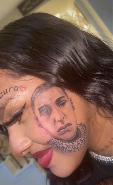 mujer-se-tatua-rostro