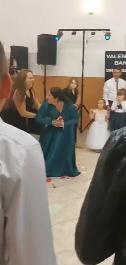 Mujeres se pelean por el ramo de la novia en boda |VIDEO