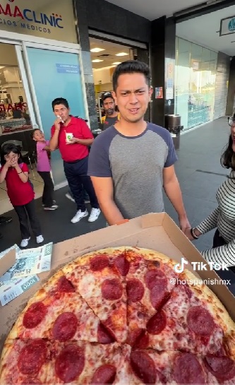 Joven pierde reto de comerse una pizza y su novia termina besando a otro |VIDEO