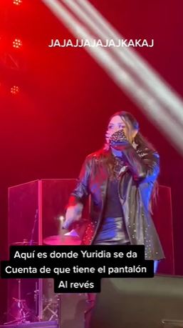 Yuridia da concierto con pantalón al revés; reacción viral