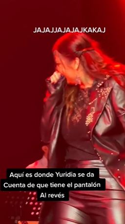 Yuridia da concierto con pantalón al revés; reacción viral