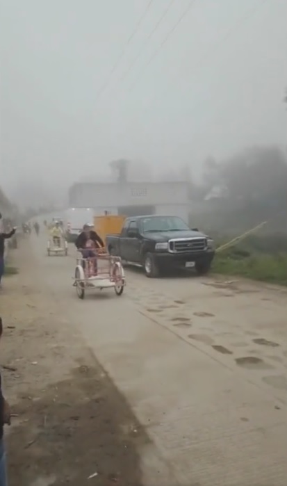 Atropellan a mujer y niños durante carrera de triciclos; video se hace viral