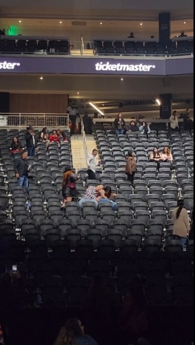 Fans dormidos en concierto de Grupo Firme