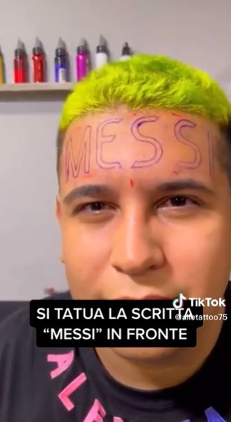Hombre se tatúa nombre de Messi en la cara |VIDEO