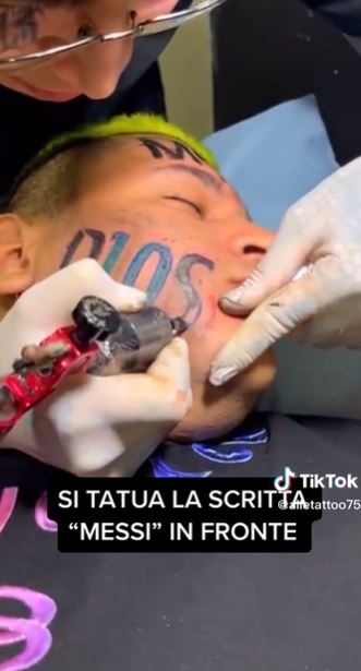 Hombre se tatúa nombre de Messi en la cara |VIDEO