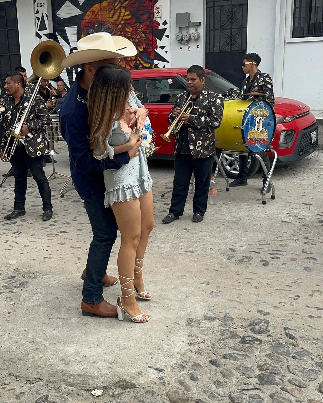 Mujer lleva serenata buchona a novio; se hace viral |VIDEO