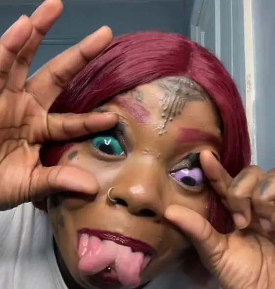 Mujer se tatúa los ojos y ahora podría quedar ciega |VIDEO