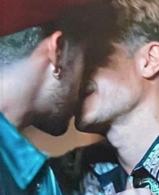 Filtran fotos del beso entre Bad Bunny y Gael García