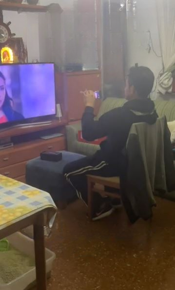 Hombre graba telenovela con celular para su esposa |VIDEO