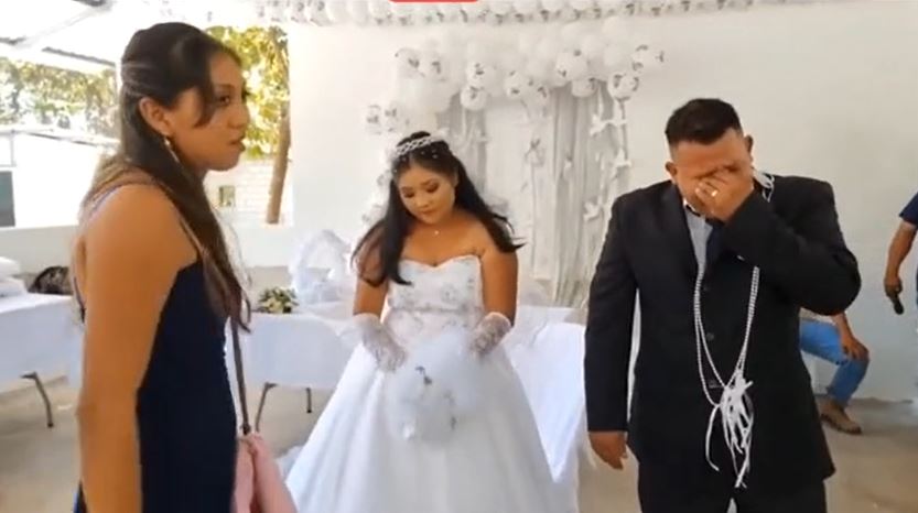 Hombre invita a ex a su boda y llora al verla |VIDEO