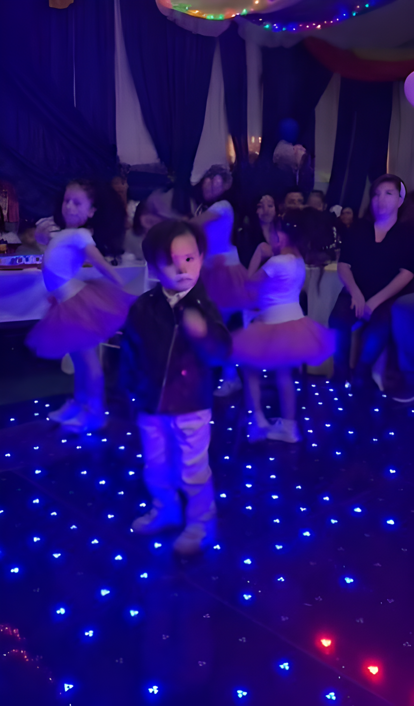 Niño recrea baile de Merlina y cautiva a internet |VIDEO