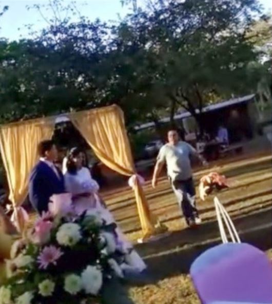 Papá irrumpe boda del novio de su hija; se hace viral |VIDEO