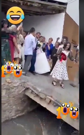 Mujer en boda cae a río