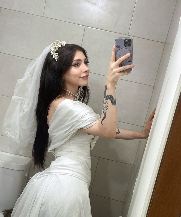 Mujer con vestido de novia