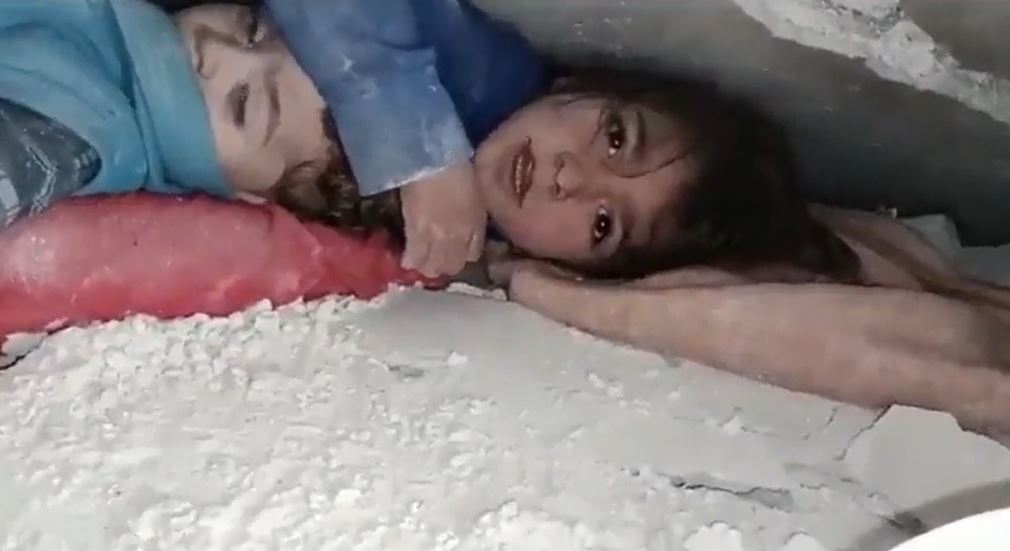 Niña protege a su hermanito tras terremoto en Turquía |VIDEO
