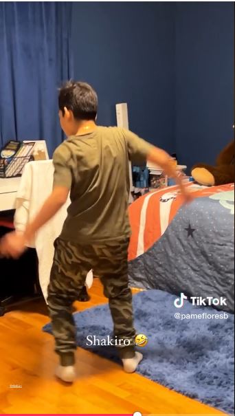 Niño Shakiro bailando en su habitación