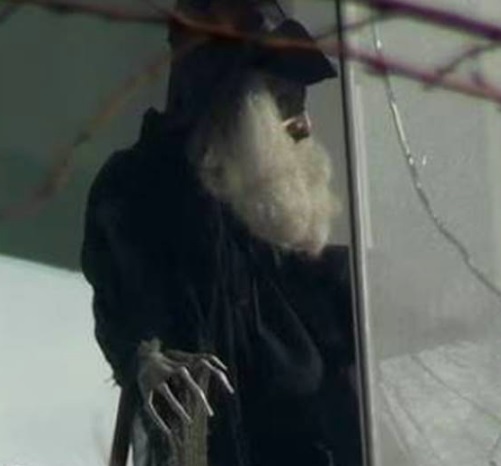 Shakira coloca una bruja en el balcón de su casa