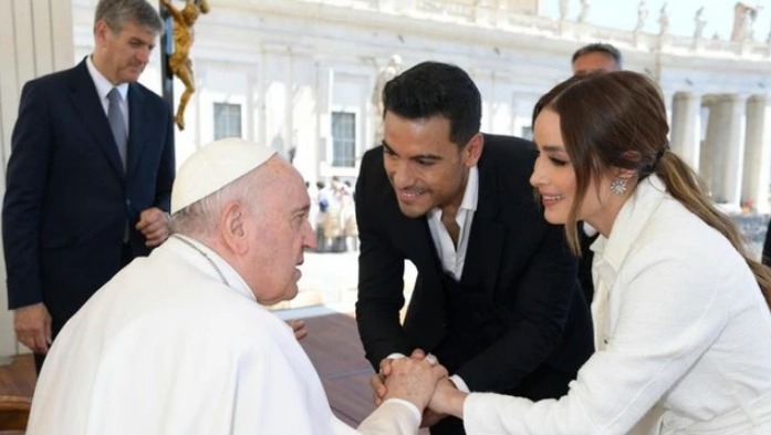  Carlos Rivera y Cynthia Rodríguez con el Papa