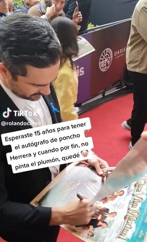 Poncho Herrera da autógrafo