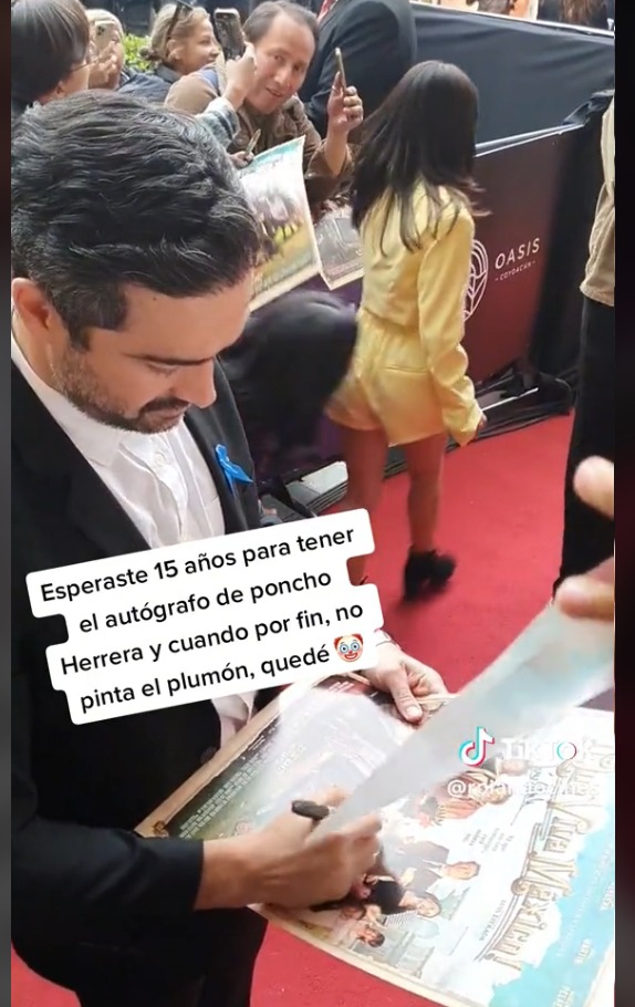Poncho Herrera firma autógrafos