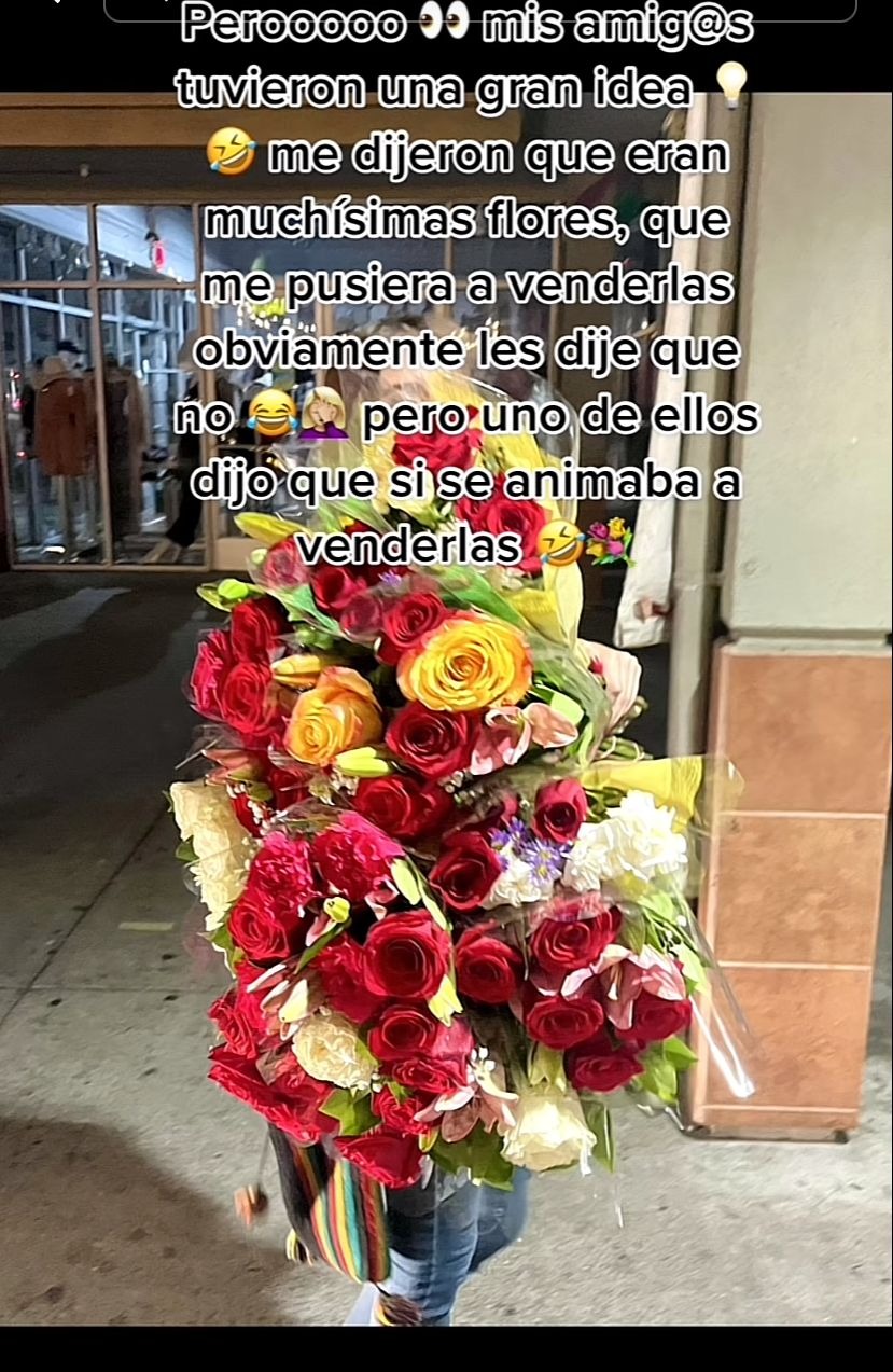 joven vende flores