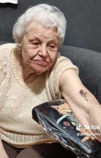Abuelita acepta hacerse tatuaje