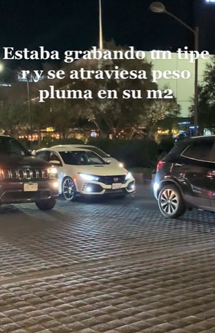 Peso Pluma maneja en su auto BMW