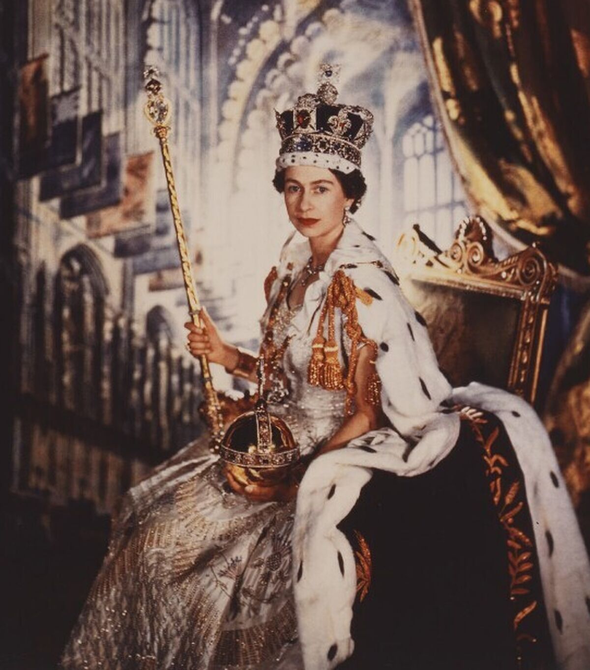 Corona de San Eduardo utilizada por Isabel II