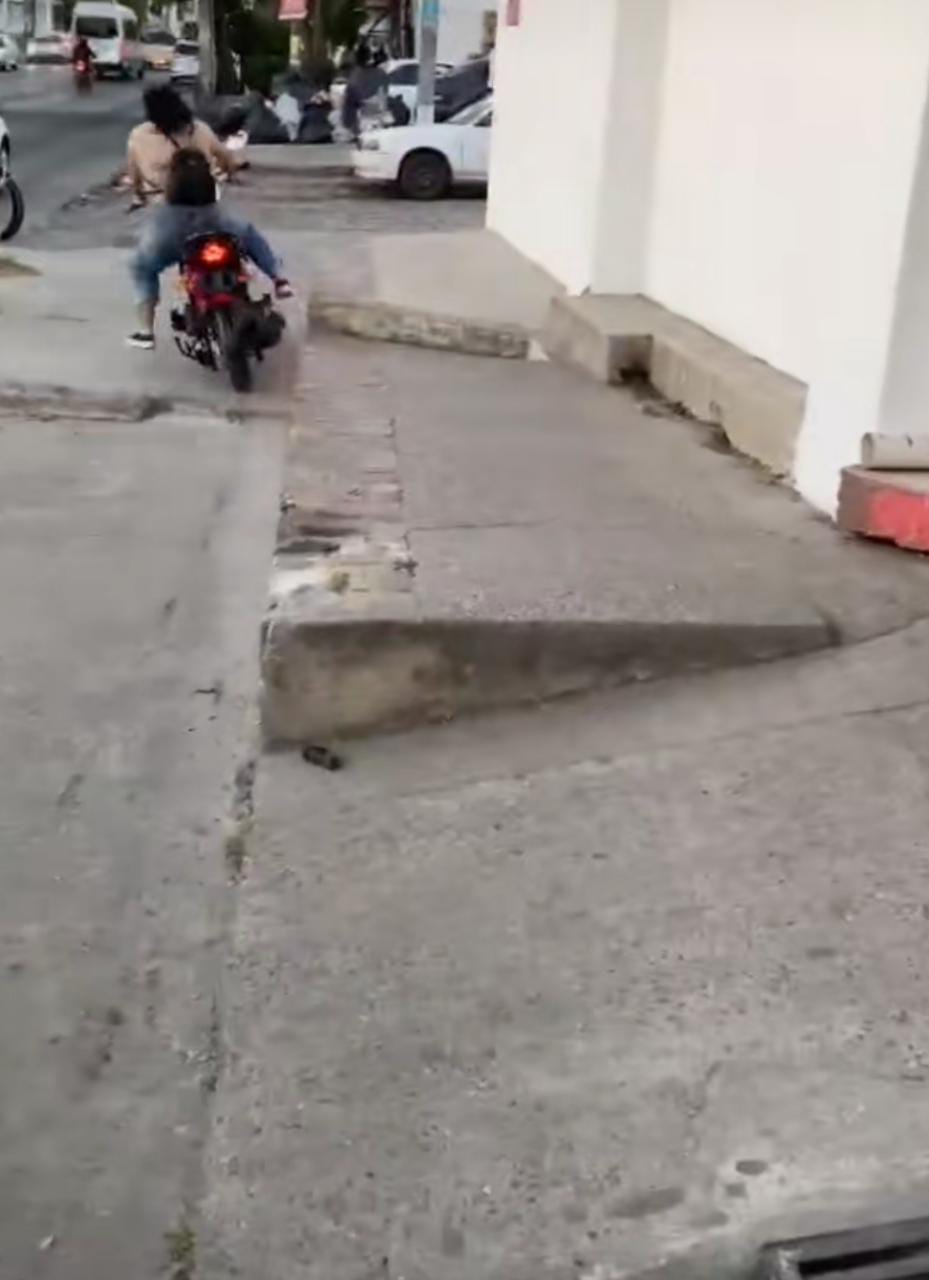 Mujer casi estrella su nueva moto contra un poste