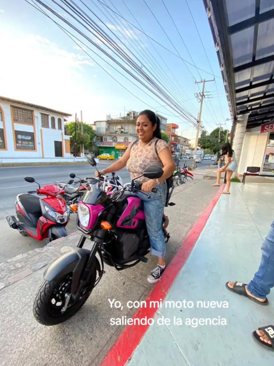 Mujer compra moto y choca