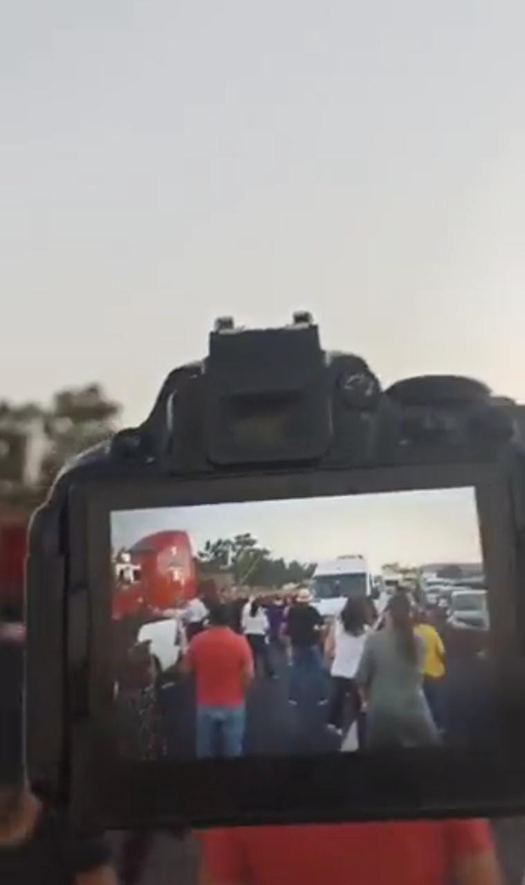 Fotográfo de novios comparte baile en la autopista México-Puebla