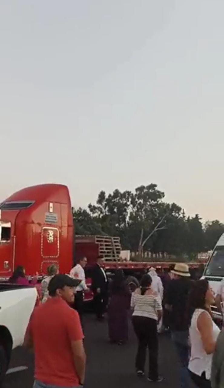 Novios realizan baile en autopista
