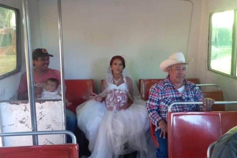 Novios van en camión a su boda