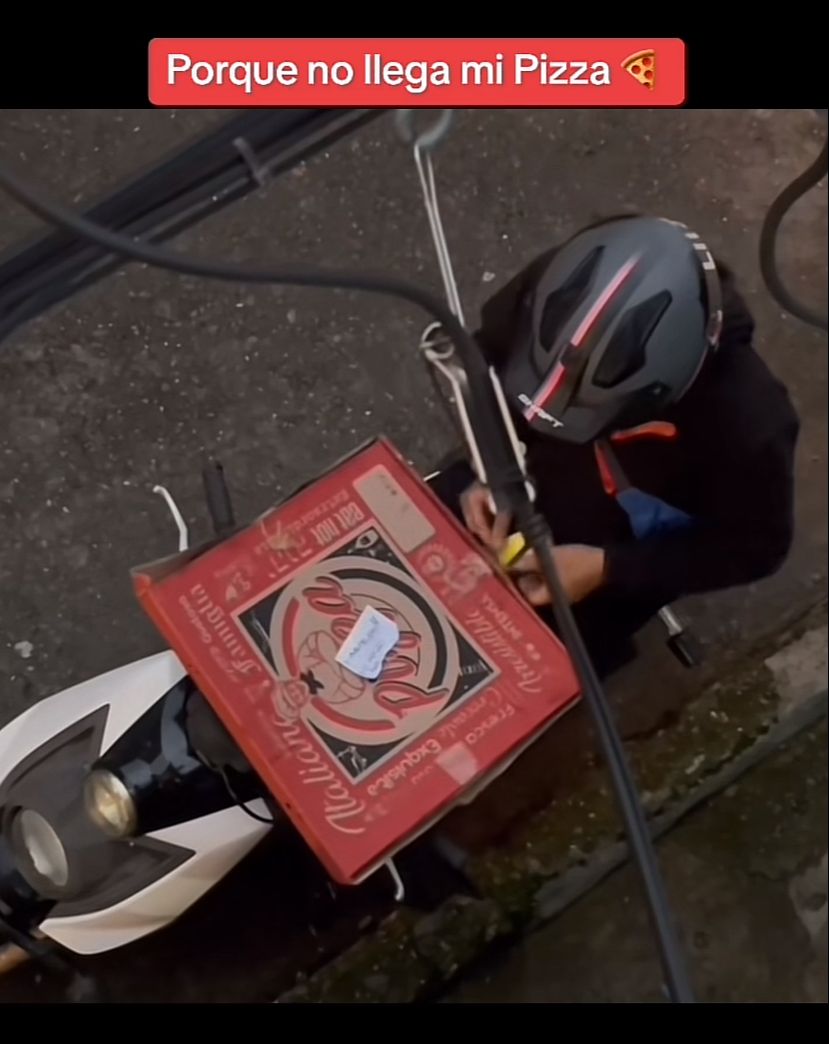 repartidor de pizza cierra caja