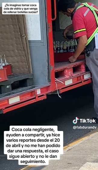 Trabajador rellena envases de Coca-Cola