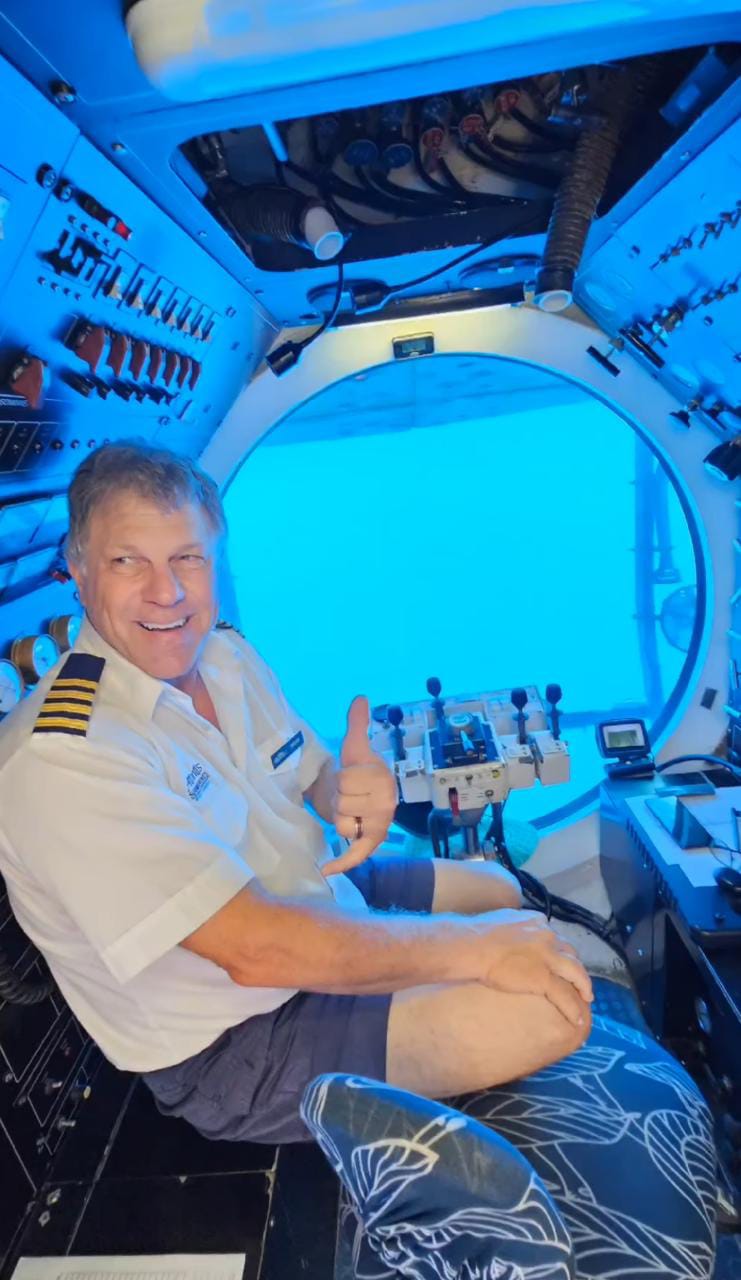 Capitán del submarino del viaje de Jacky Bracamontes